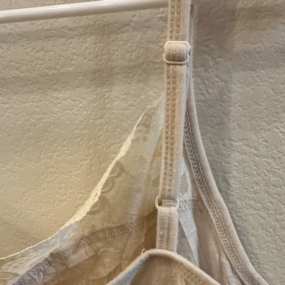 EUC Women’s Maurices Plus Size 1 Lace Trim Beige Long Tank Top Crinkle Camisole - Picture 6 of 7